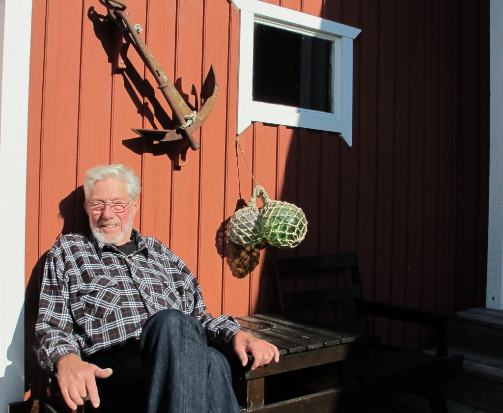 Hans Hörlin i sin trädgård vid huset i Slite med strandfynd från Gotska Sandön. Foto: Maria Molin