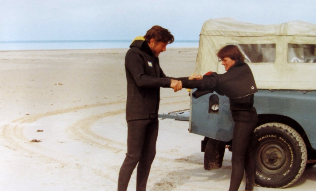 Hans och Margaretha sätter på sig våtdräkter (1980-tal). Margaretha, som jobbade som lärare, var besöksvärd på Gotska Sandön under sommaren. Foto: privat