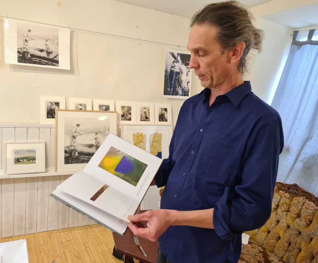 Torbjörn Limé visar ett betydelsefullt verk från 1987 i en bok om sitt konstnärskap. 