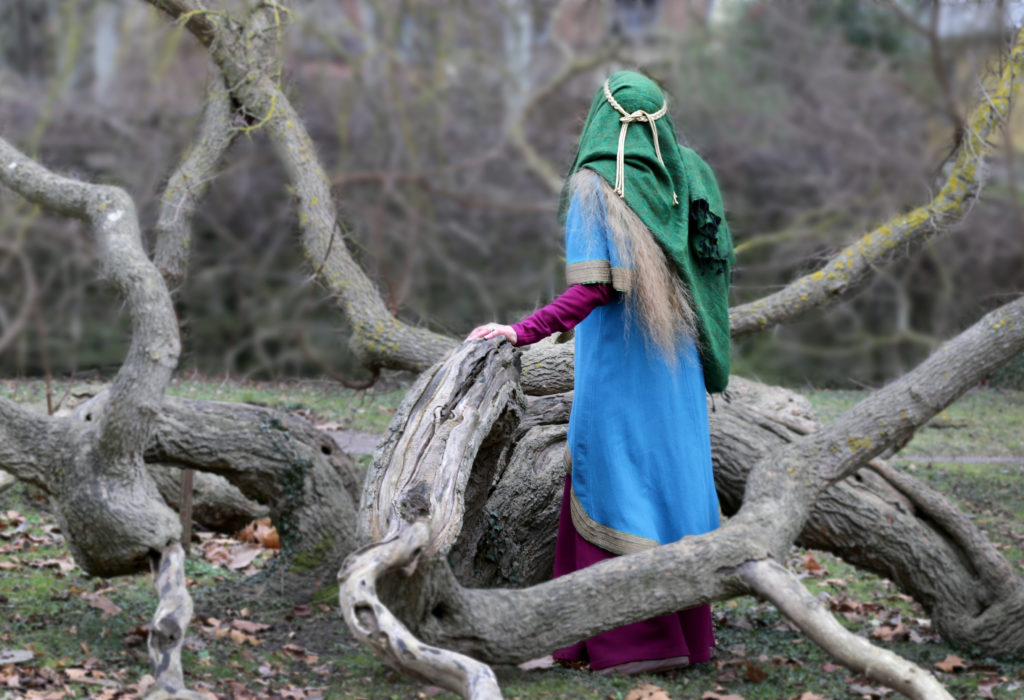 Författaren Octavia Randolph besöker dagligen Botaniska trädgården. Nedanför Tempelkullen böjer sig ett av hennes ett av favoritträd, det gamla mullbärsträdet, ner över marken. Foto: Tommy Söderlund