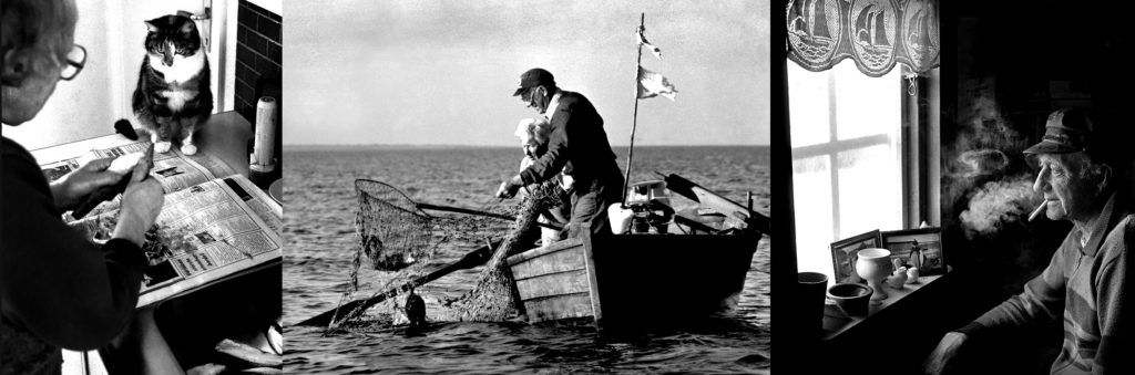 Strandfolk och fiskelägen på Gotland ”Våra gamla gotländska fiskelägen har blivit en turistattraktion. Men de är samtidigt ett kulturarv som gotlänningarna själva måste förvalta.” Så skrev Carin Häglund, reporter på Gotlands Tidningar, när den första upplagan av reportageboken kom ut 1992. 30 år senare gavs den ut i reviderad upplaga och ny formgivning av Christer Jonson. Foto: Tommy Söderlund